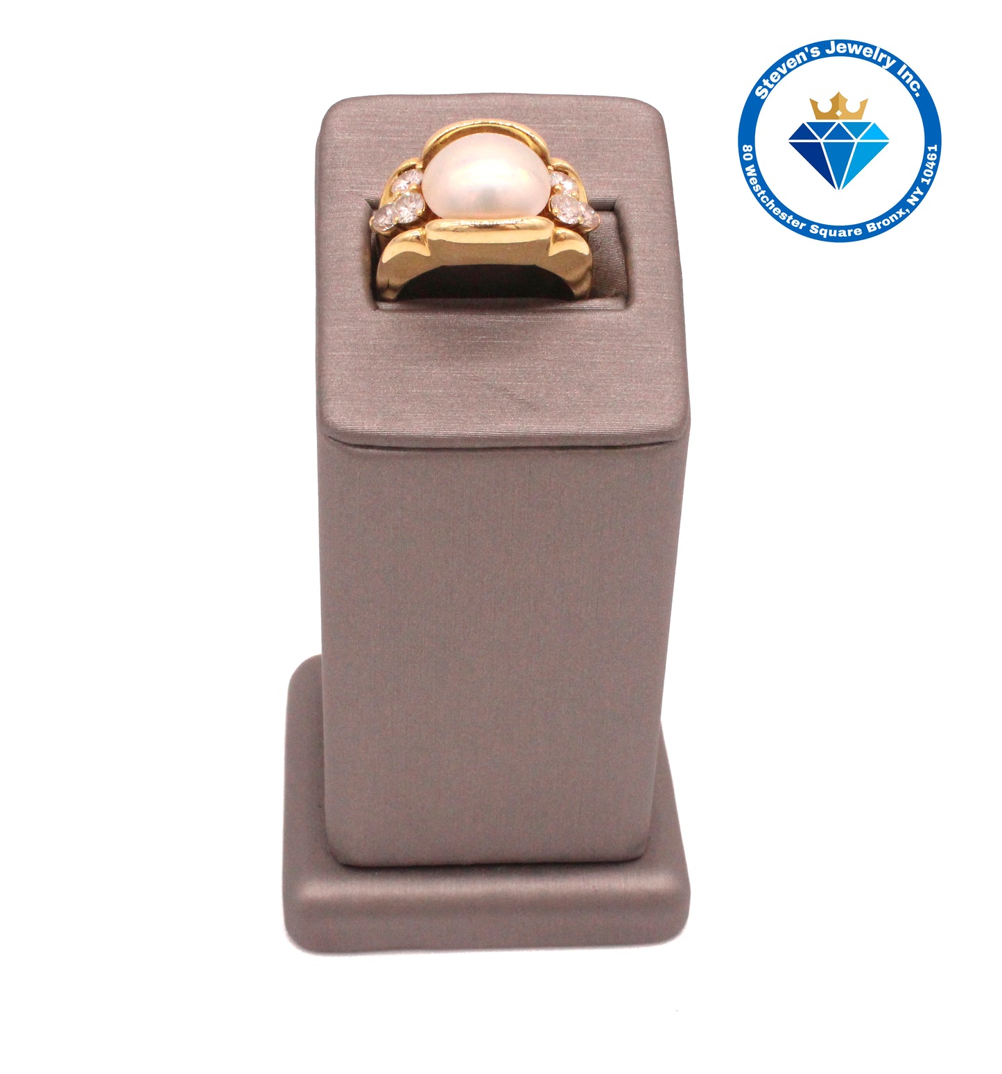 "Timeless Elegance: 18k Gold Ring with Center Pearl and Precious diamonds"
