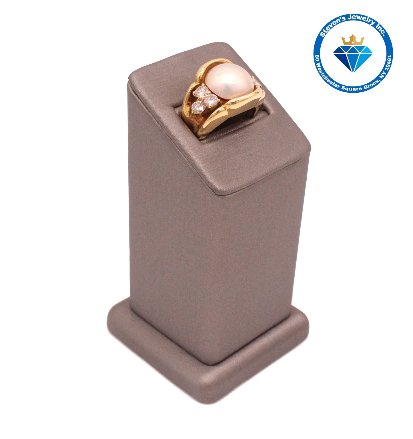 "Timeless Elegance: 18k Gold Ring with Center Pearl and Precious diamonds"
